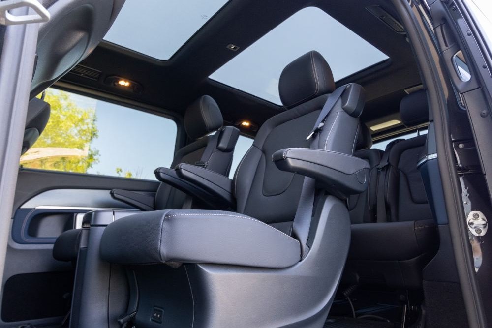 Plafon panoramic și scaune individuale în Mercedes-Benz EQV CFL