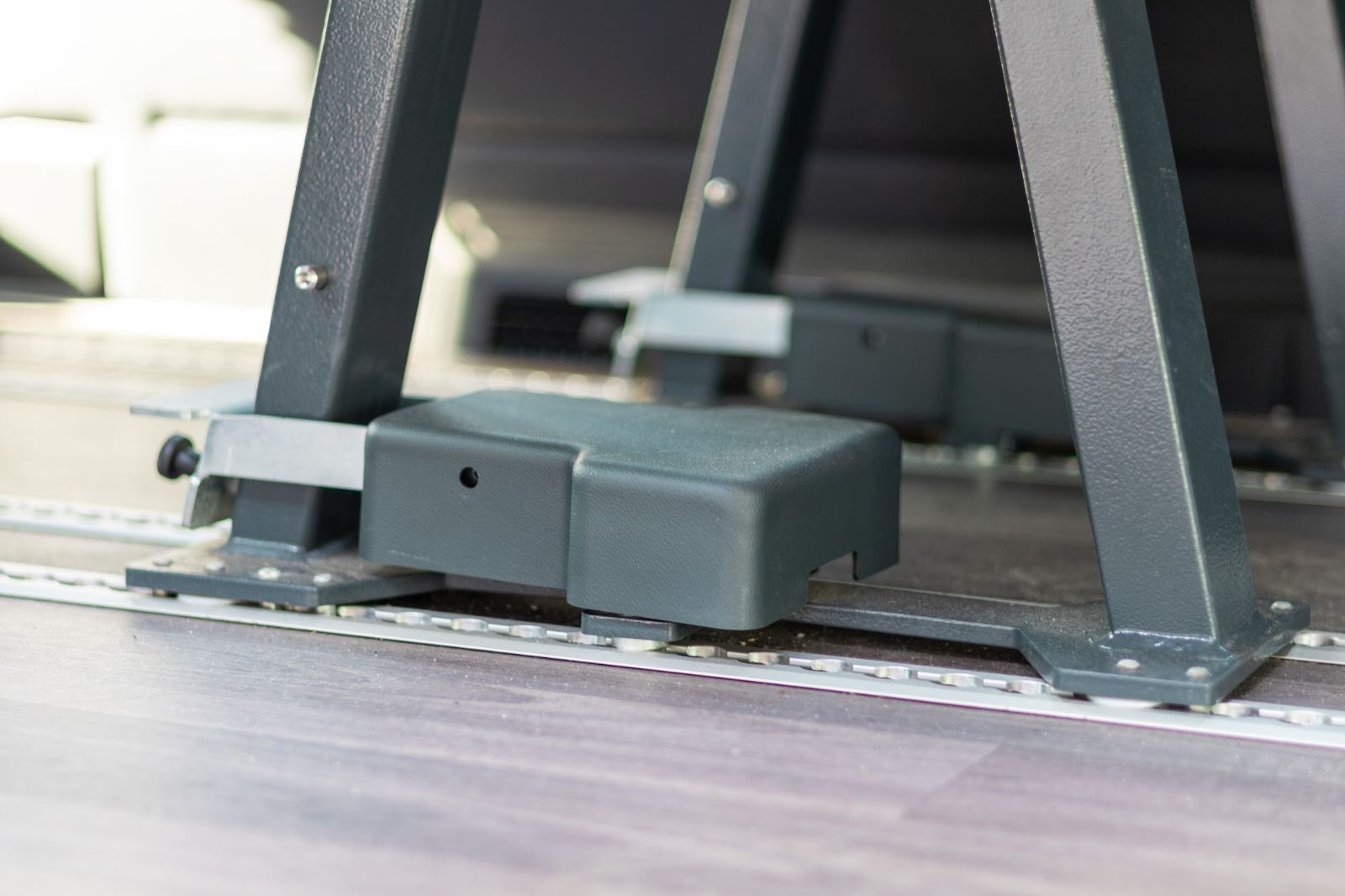 Mercedes Sprinter 8+1 adaptat – sistem de fixare Sistem de fixare în podea pentru scaun rulant în Mercedes Sprinter CFL