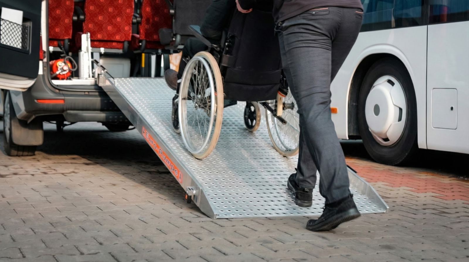 Mercedes Sprinter 8+1 adaptat – îmbarcare scaun rulant Îmbarcarea unui scaun rulant pe rampa microbuzului Mercedes Sprinter CFL