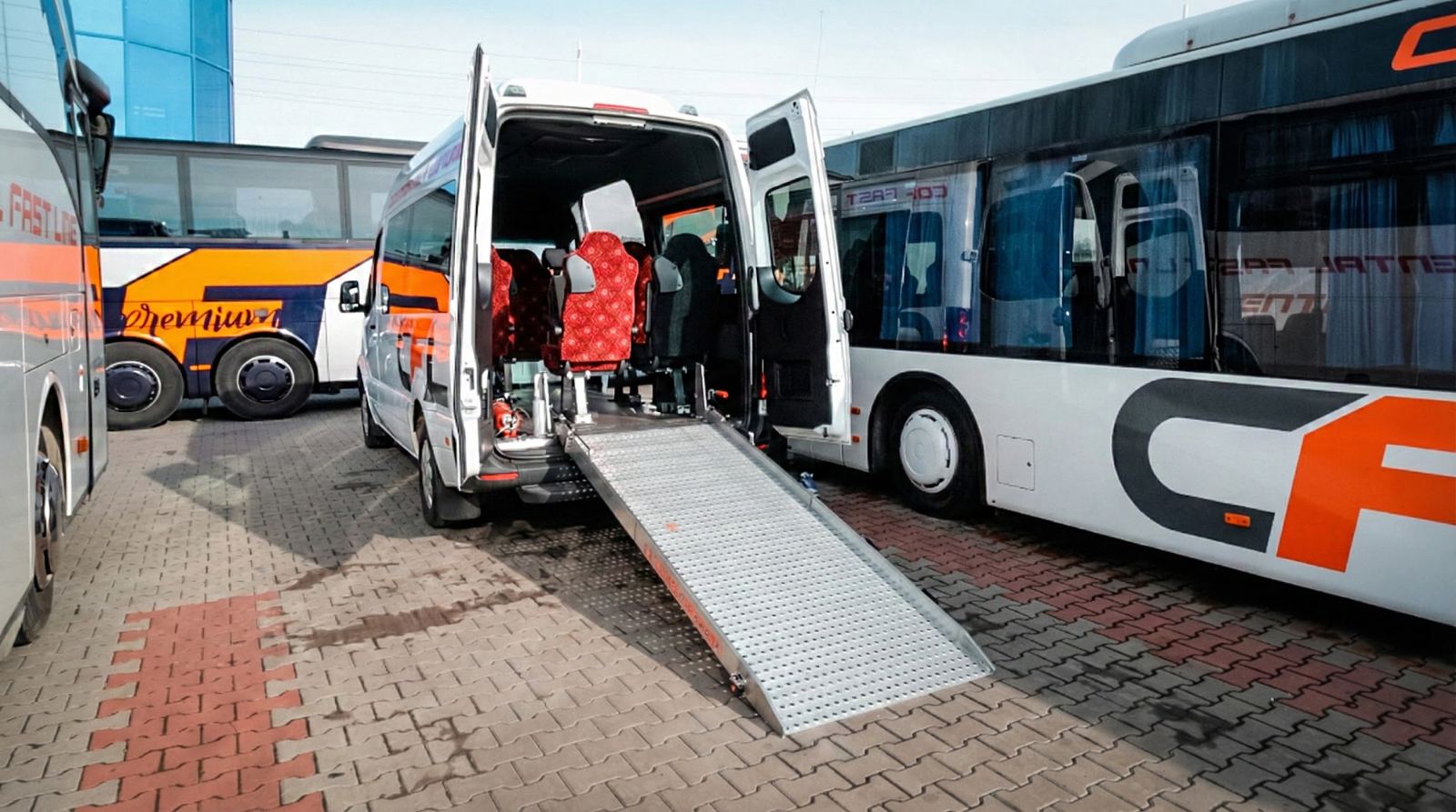 Mercedes Sprinter 8+1 adaptat – rampă de acces Rampă de acces pentru scaun rulant la microbuzul Mercedes Sprinter CFL