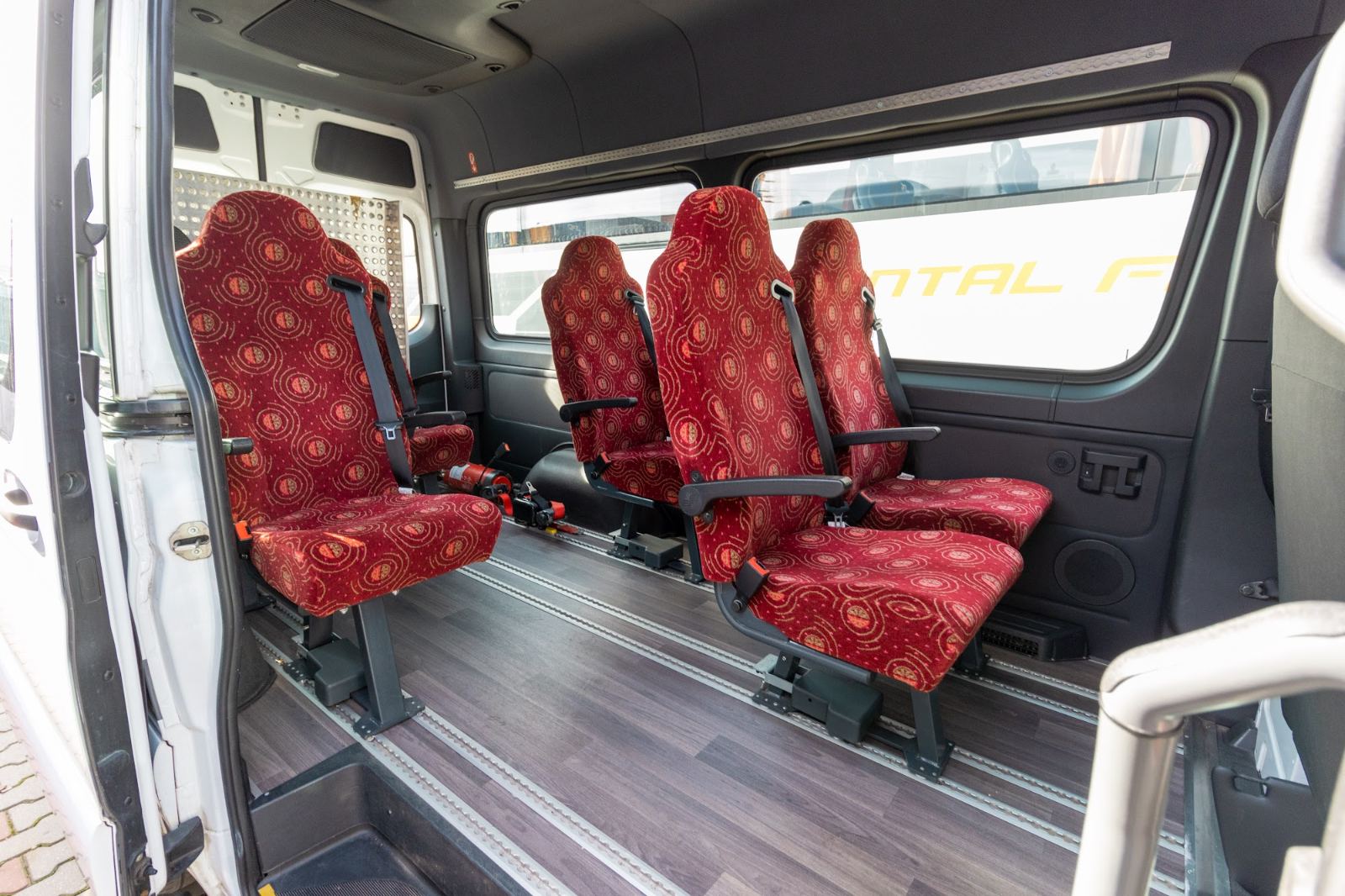 Mercedes Sprinter 8+1 adaptat – salon Salon Mercedes-Benz Sprinter CFL cu scaune tapițate