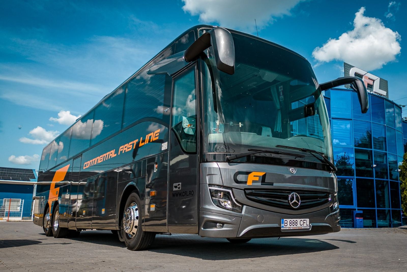 Mercedes Tourismo 50 locuri 3 axe, autocar CFL la sediul Continental Fast Line