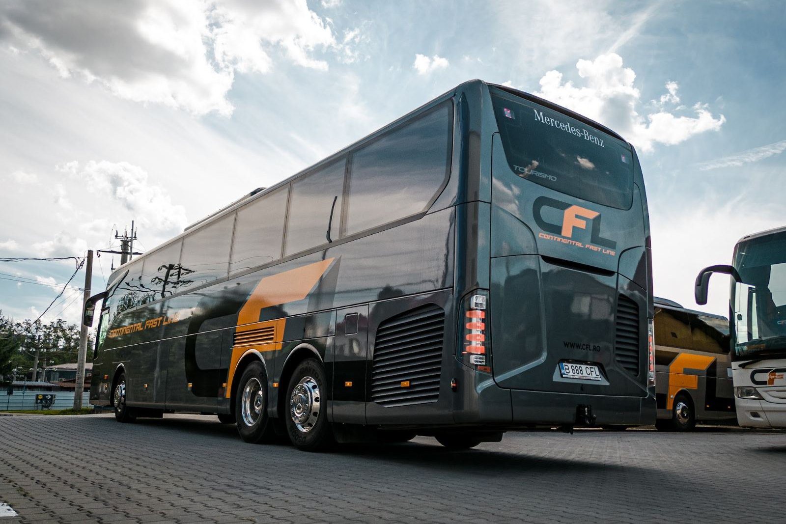 Mercedes-Benz Tourismo CFL cu 3 axe, vedere din spate