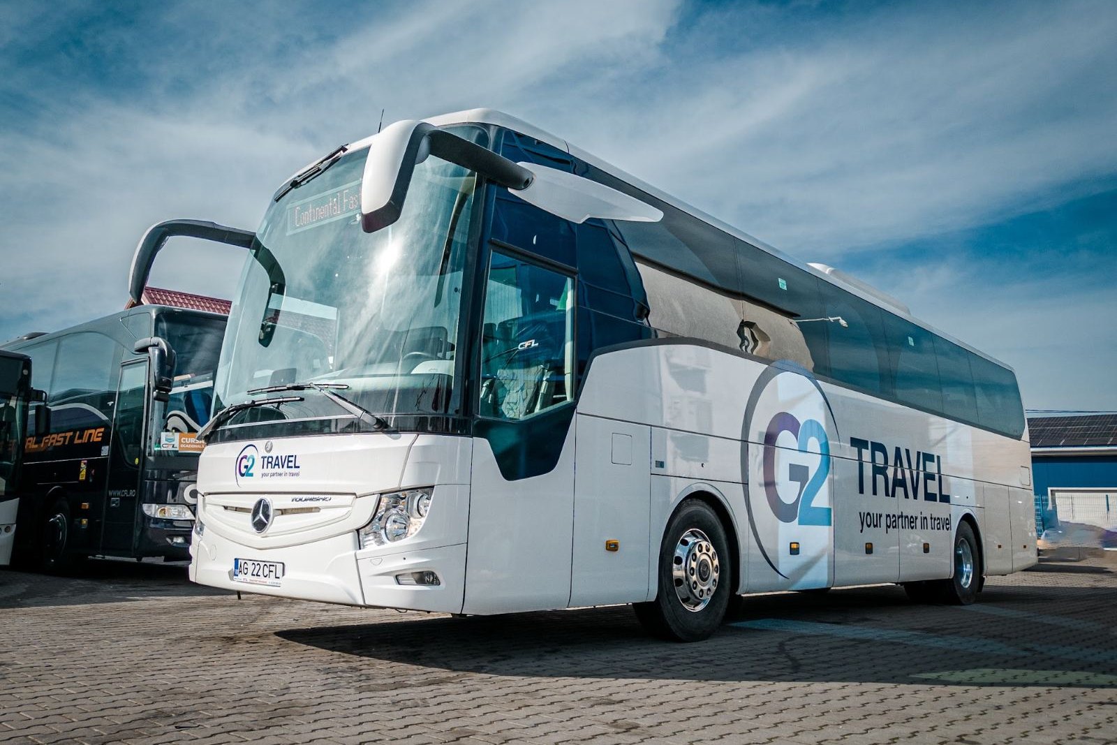 Mercedes-Benz Tourismo 49+1+1 locuri, vedere din față, flota Continental Fast Line