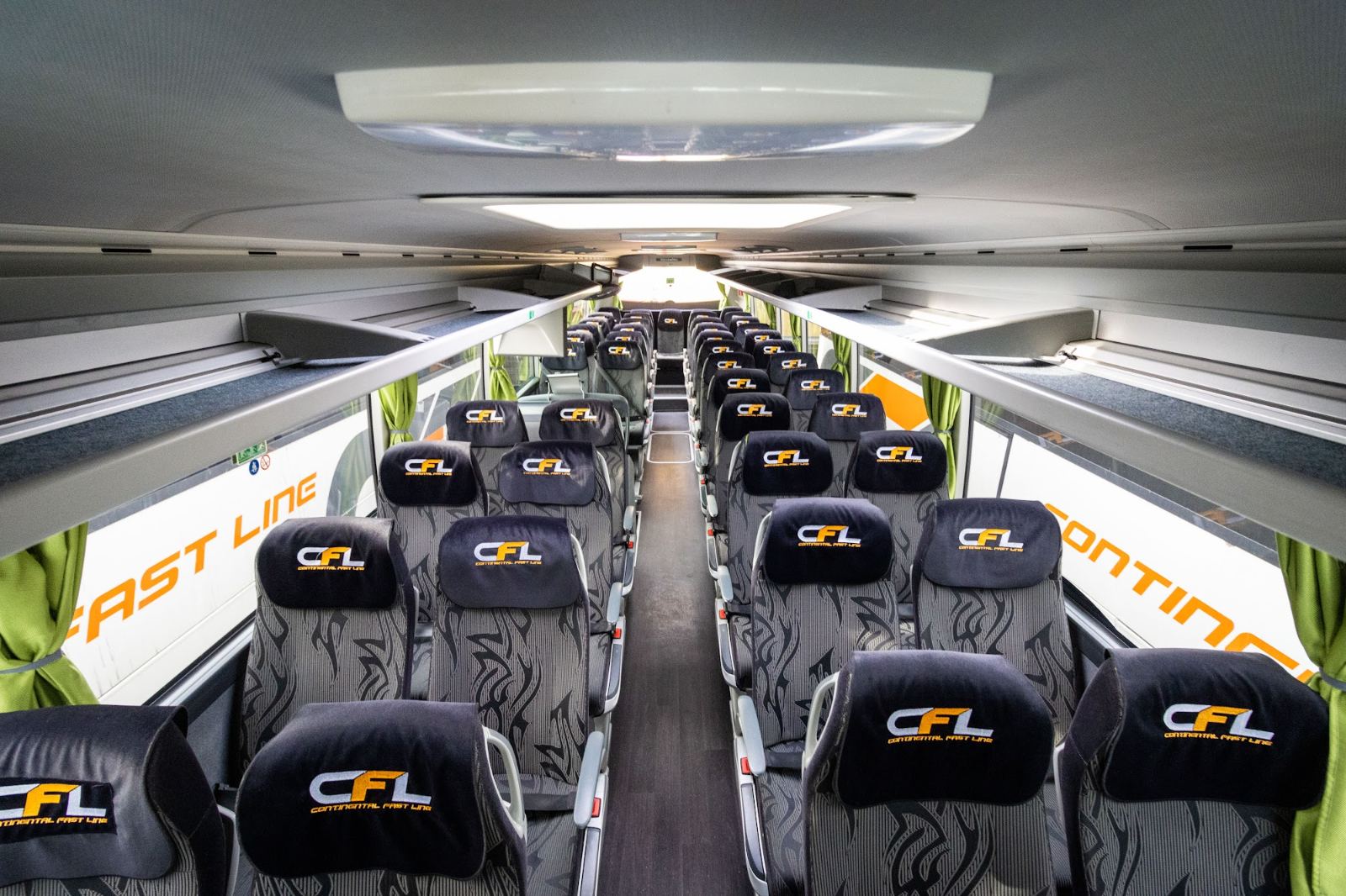 Salonul pentru pasageri al autocarului Mercedes-Benz Tourismo, 49 de locuri, Continental Fast Line