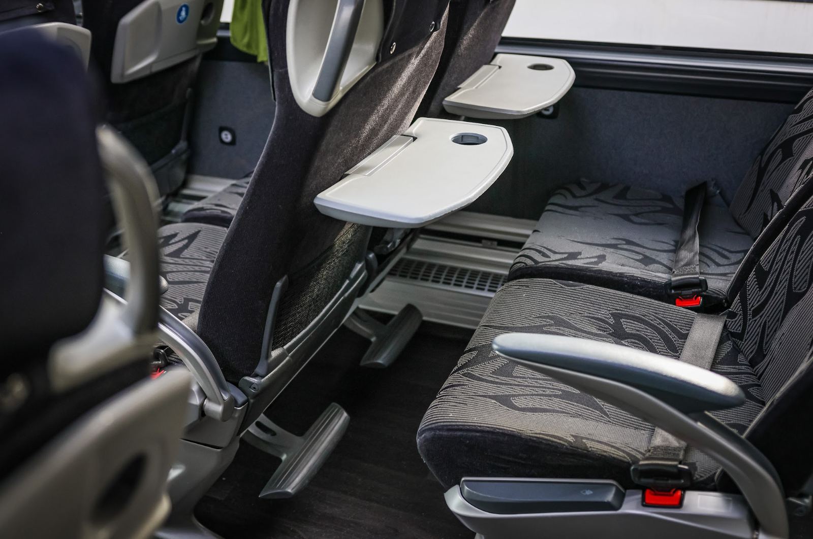 Scaune rabatabile cu mese pliabile în autocarul Mercedes-Benz Tourismo, Continental Fast Line
