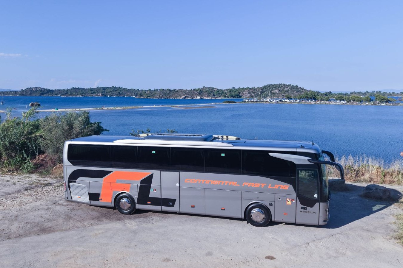 Autocar Mercedes-Benz Tourismo 50+1+1 locuri CFL pe malul mării, în timpul unui circuit în Grecia
