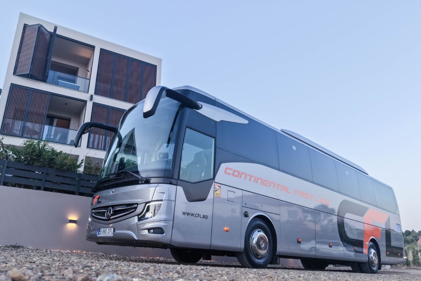 Mercedes-Benz Tourismo CFL, vedere din față, la hotel în Grecia