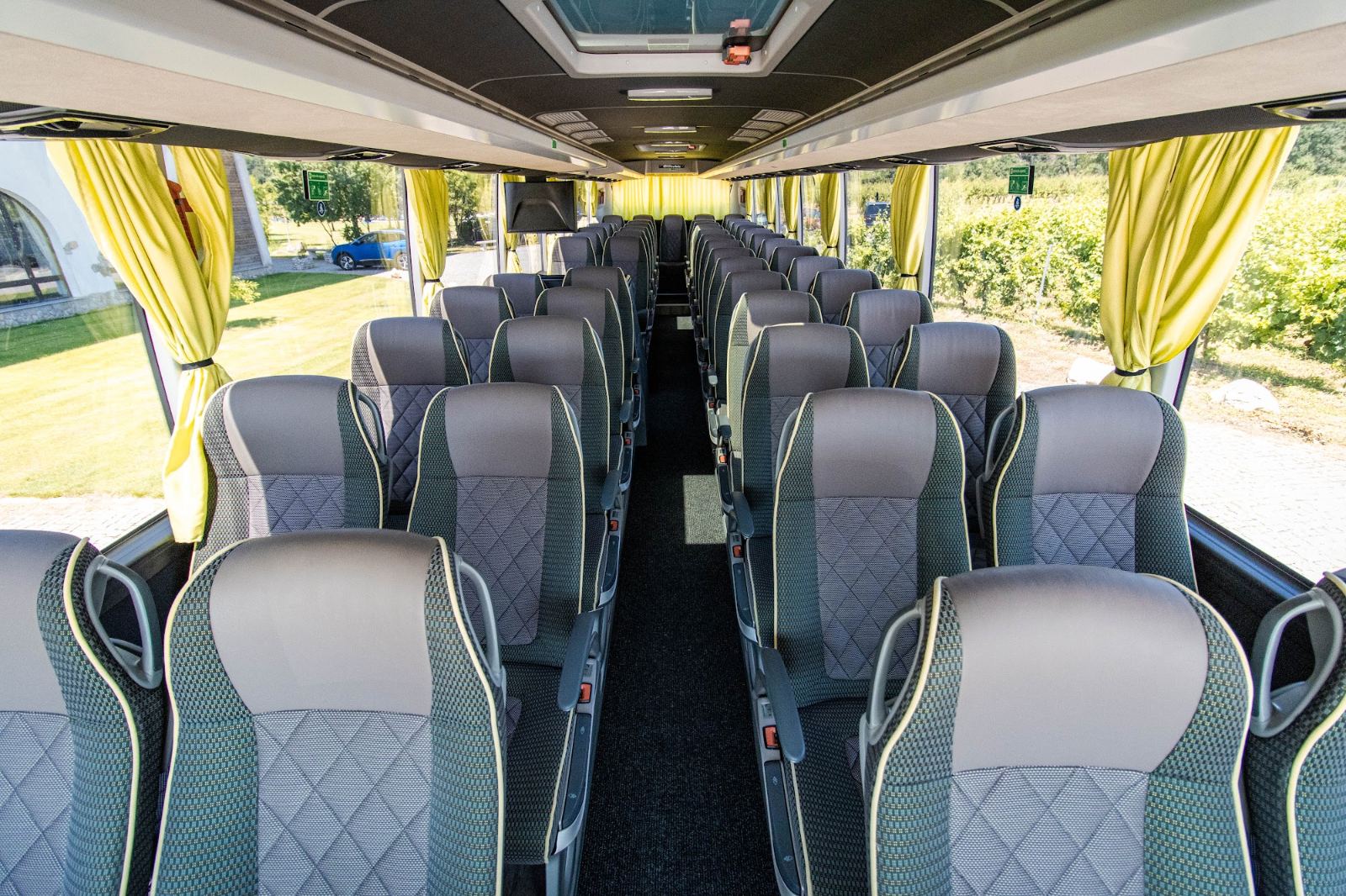 Salonul pentru pasageri al autocarului Mercedes-Benz Tourismo, 50+1+1 locuri, Continental Fast Line