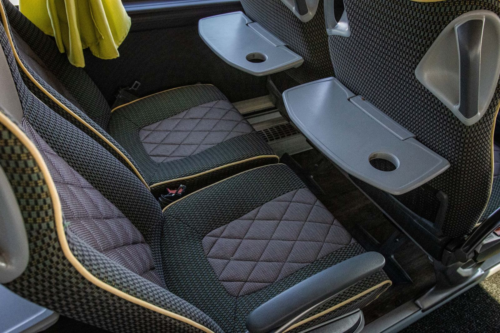 Scaune rabatabile cu mese pliabile în autocarul Mercedes-Benz Tourismo, 50+1+1 locuri