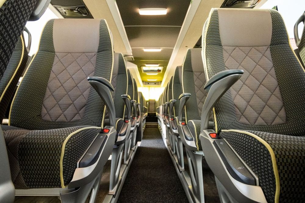 Interior autocar Mercedes Tourismo CFL: culoar, scaune rabatabile și trapă de lumină