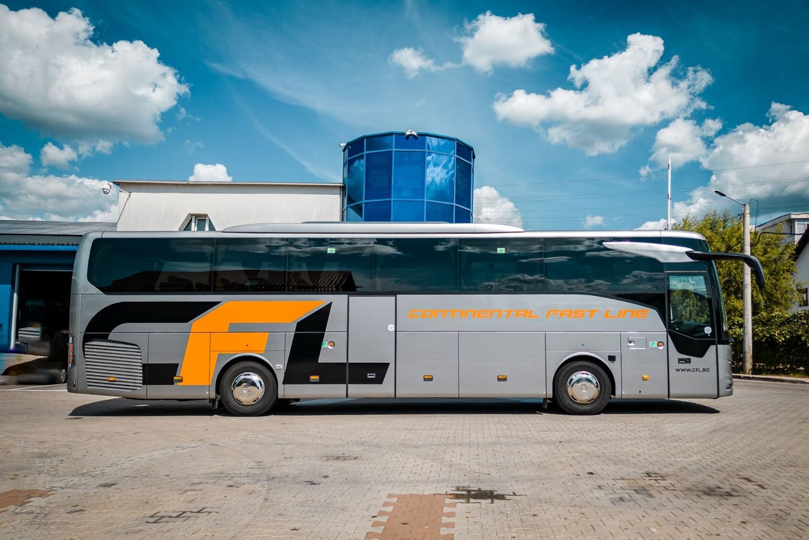 Mercedes Tourismo Premium 50 locuri, autocar CFL la sediul Continental Fast Line