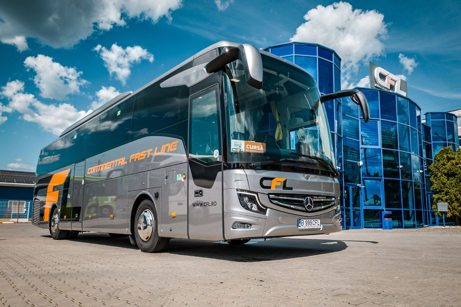 Mercedes-Benz Tourismo CFL, vedere din față la sediul Continental Fast Line