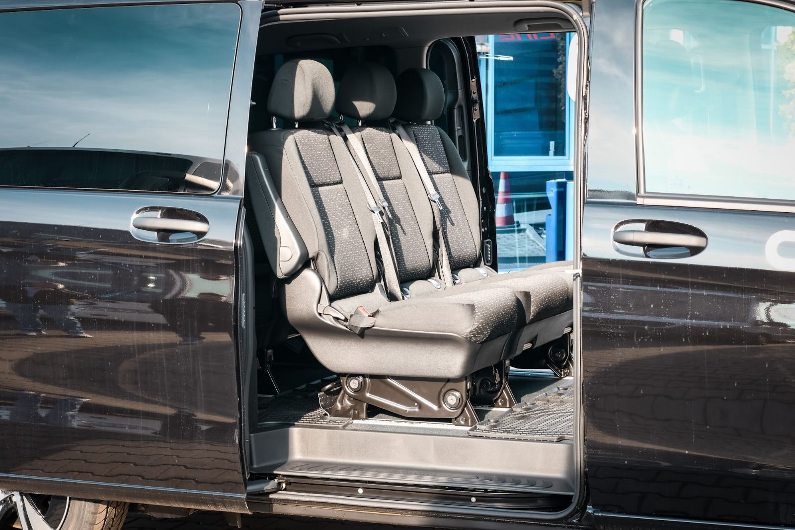 Mercedes Vito Tourer 8+1 – acces pasageri Ușă glisantă și acces în salonul Mercedes-Benz Vito Tourer CFL