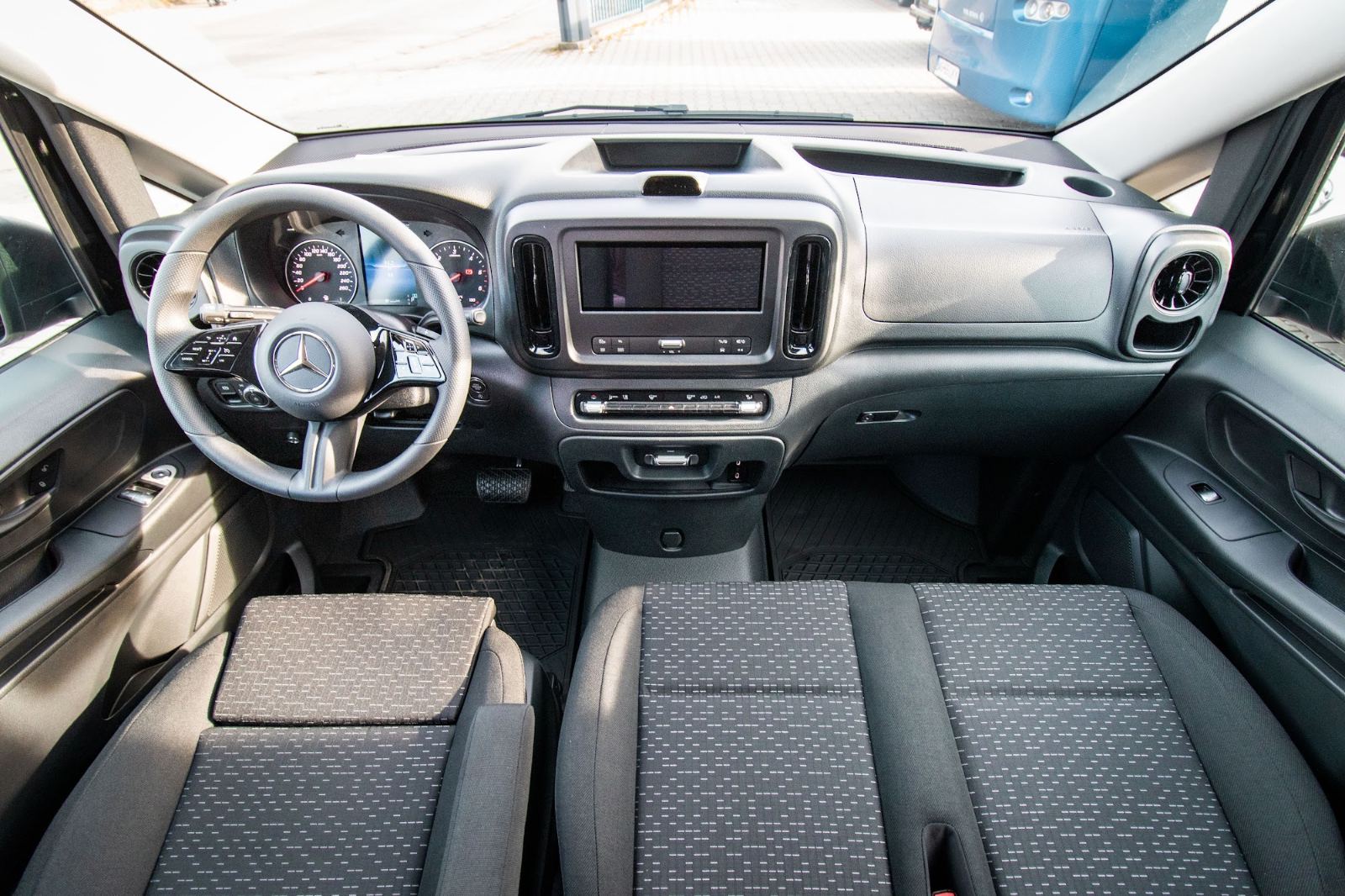 Mercedes Vito Tourer 8+1 – bord Bord Mercedes-Benz Vito Tourer CFL cu ecran multimedia