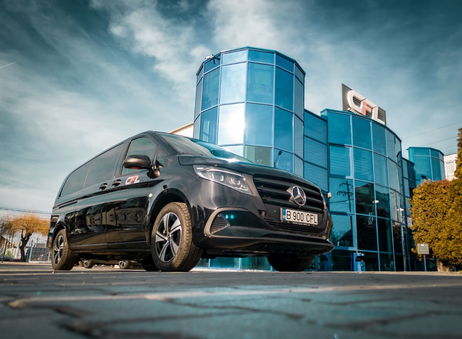 Mercedes Vito Tourer 8+1 locuri – exterior la sediul CFL Mercedes Vito Tourer 8 locuri, minivan CFL la sediul Continental Fast Line